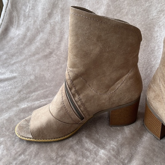 White Mountain Dara Peep Toe Faux Suede Ankle Boots, Size 9.5M - Picture 7 of 15